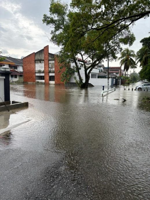 巴生午后豪雨 南区发生闪电水灾