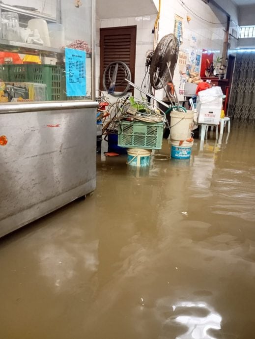 巴生午后豪雨 南区发生闪电水灾