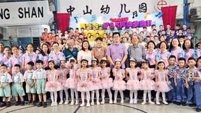 中山幼儿园63小毕业生   毕业礼载歌载舞展成果