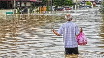 怡保红鹰园水灾 水位高至车镜居民涉水疏散