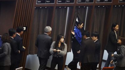 执政党议员退场抵制 尹锡悦总统弹劾案投票中断