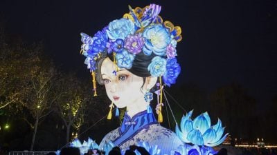 山东济南 大型“湖畔雨荷”花灯试亮灯