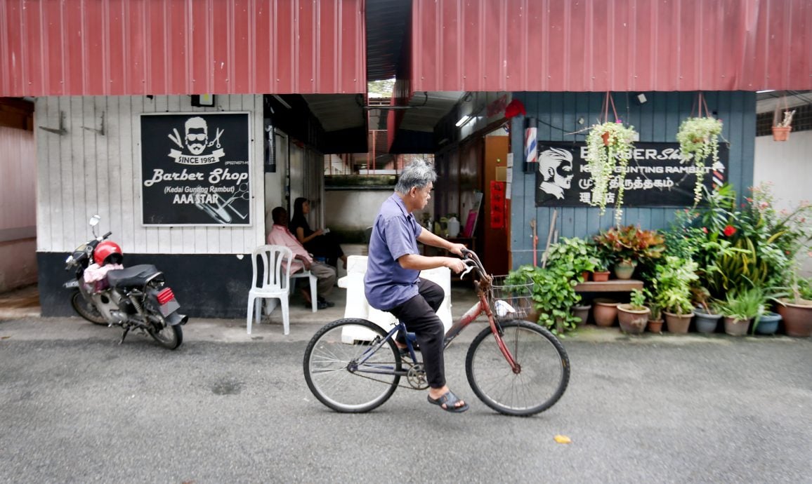 旧街场锡苗街印裔理发店   贴春联“越捞越掂”各族都光顾