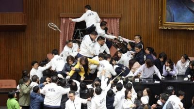 民主数人头非数拳头   朱立伦 民众党谴责民进党破坏民主