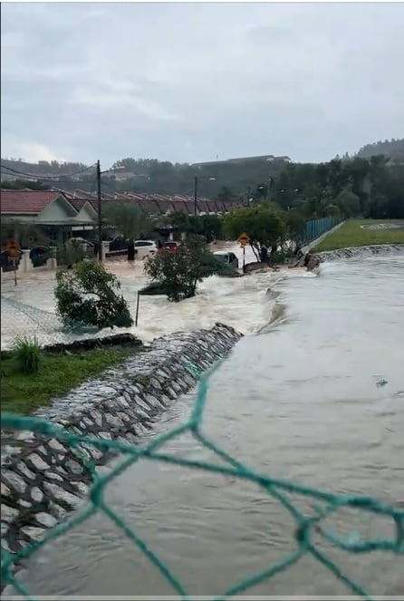 水池决堤 池水涌入住宅区·斯里阿南花园成泽国 水高一呎