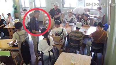 泰男冒充店长点餐收钱 8中国游客险吃“霸王餐”！