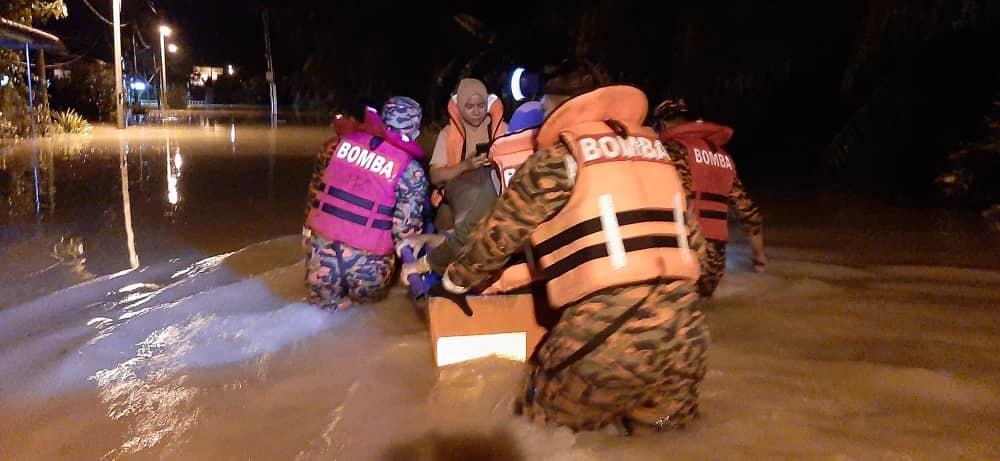 班台甘榜基兰水灾 消拯员送35人去中心