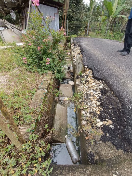 甲必12里村两周逾10次地下水管破裂，居民怨声四起