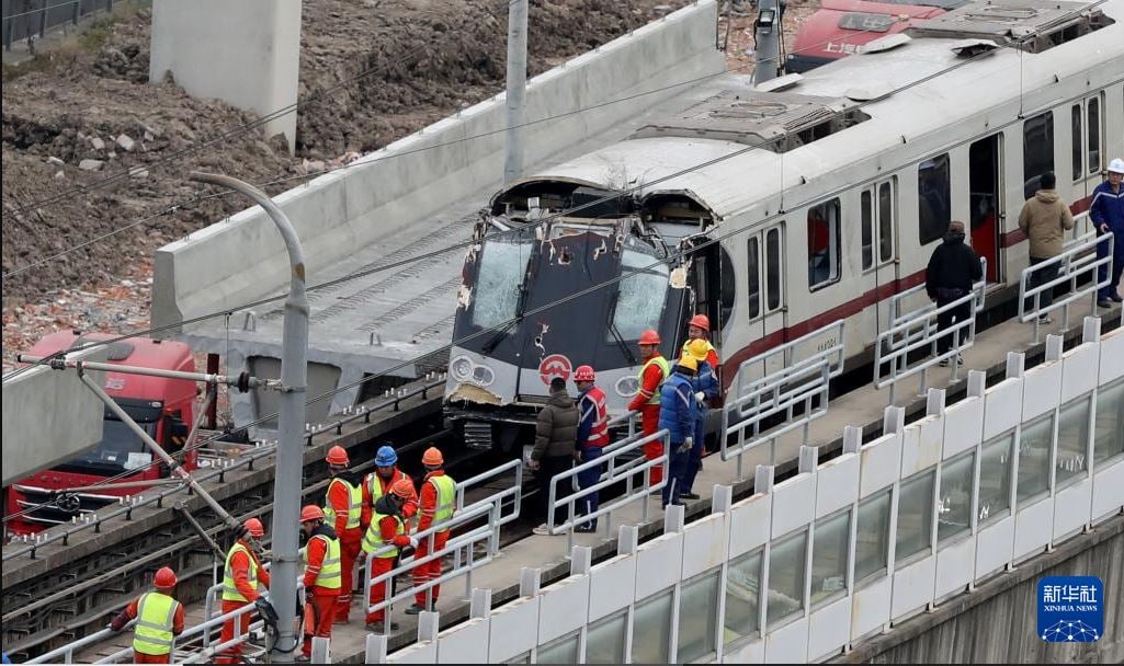 看世界)上海速度！吊臂击中地铁轨道 地铁11号线13小时恢复通车