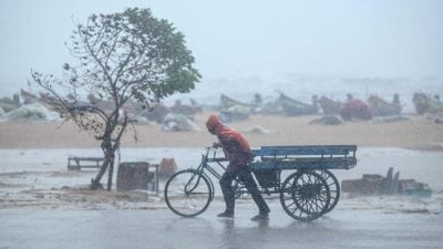 氣旋豐格爾挾豪雨登陸印度南部 清奈機場關閉 3死