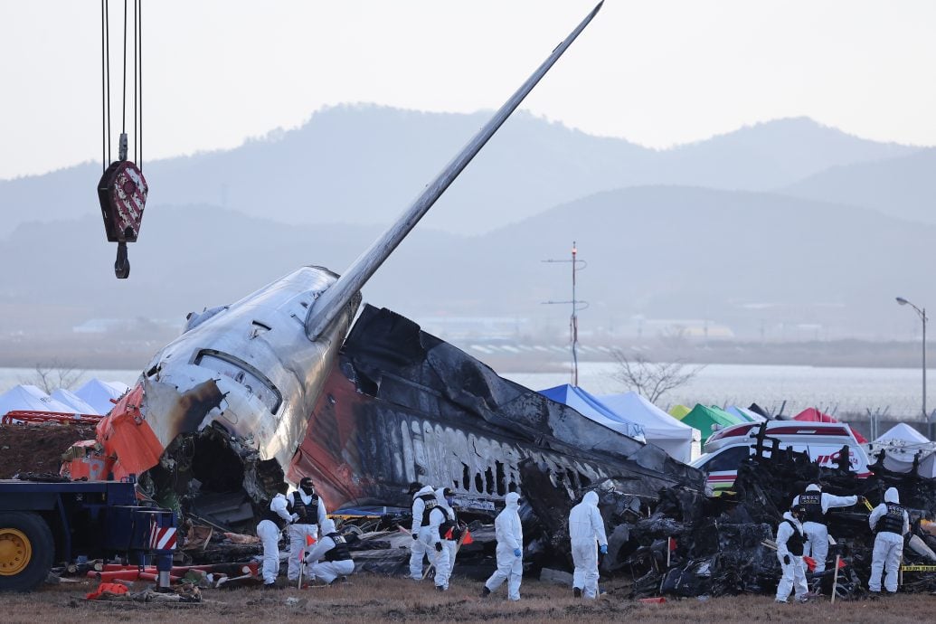  空难找到660遗骸仅5具遗体完整 家属领不到尸体痛哭　 