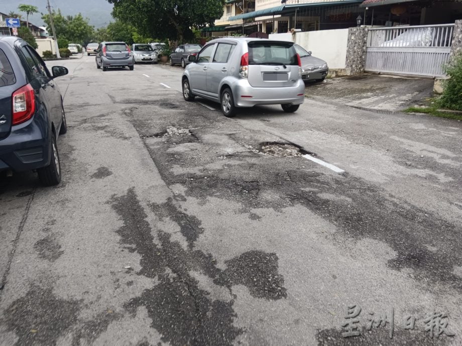 第一花园大街路洞处处 需找根源对症下药