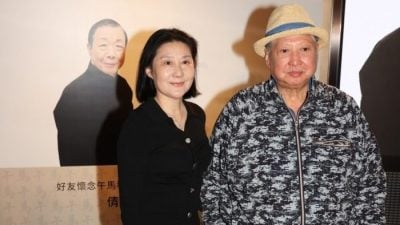 缅怀午马办《倩女幽魂》放映场 遗孀穿9年黑袍纪念亡夫