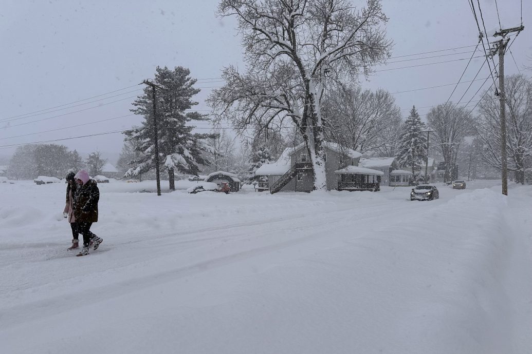  美国东北部大雪持续 体育场被雪埋 铲雪车球迷皆出动 