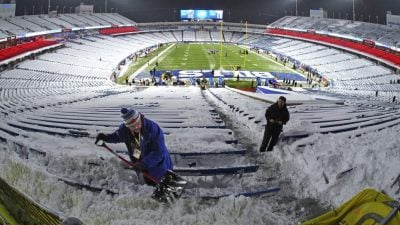 美國東北部大雪持續 體育場被雪埋  鏟雪車球迷皆出動