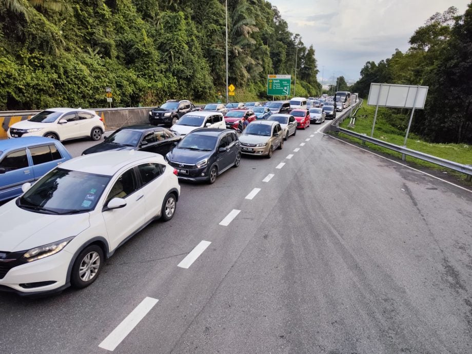 美诺拉隧道罗里失控挡路  大道北上交通停滞