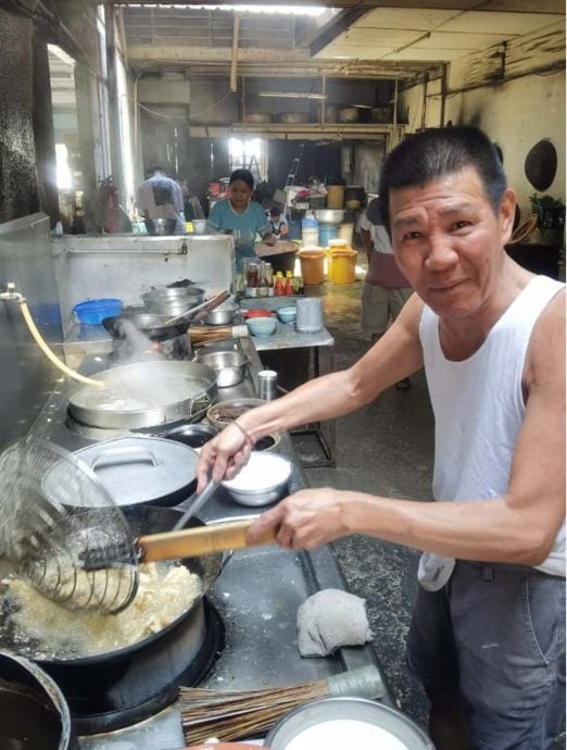 老乡纷赶在“熄灯”前用餐 倪可敏到新汉商忆童年