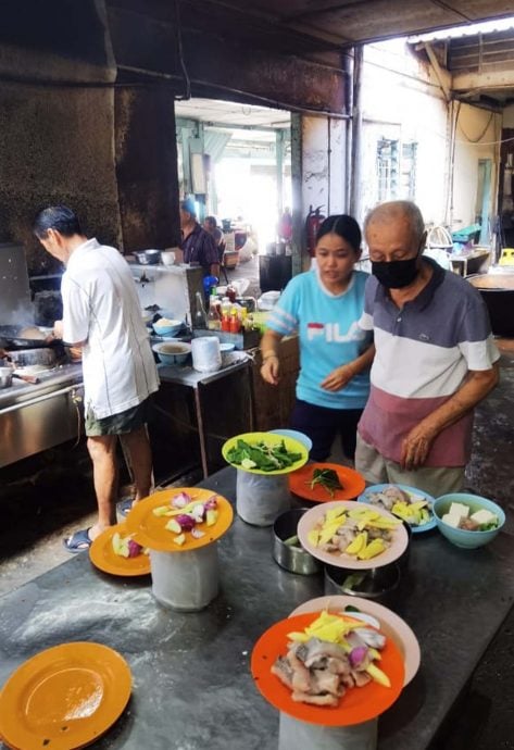 老乡纷赶在“熄灯”前用餐 倪可敏到新汉商忆童年