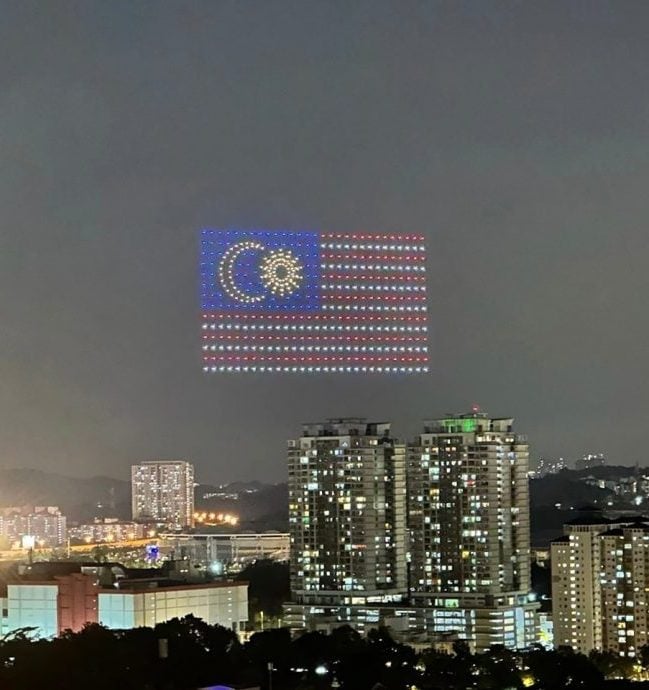 视频|AI无人机烟花秀吸睛 国旗与图腾点亮隆市夜空