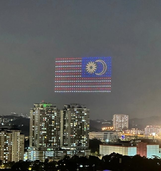 视频|AI无人机烟花秀吸睛 国旗与图腾点亮隆市夜空