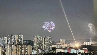 视频 | AI无人机烟花秀吸睛   国旗与图腾点亮隆市夜空