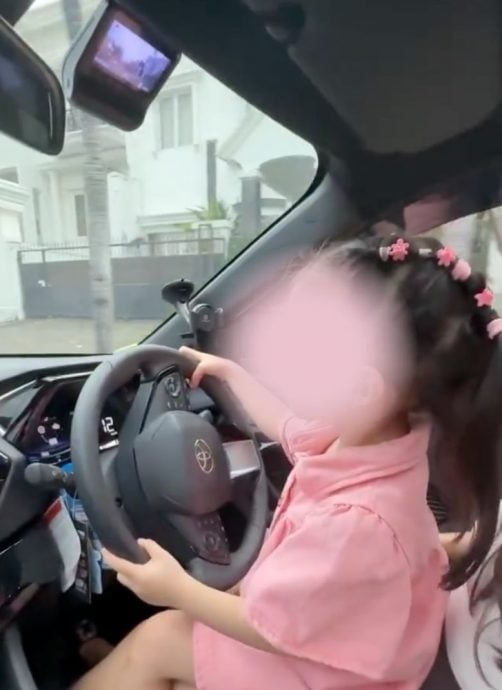 视频|印尼女子教未成年女孩驾车 全网炮轰：太危险了！