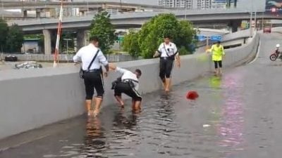 视频|卷起裤脚徒手挖垃圾 交警助通排水孔获赞！