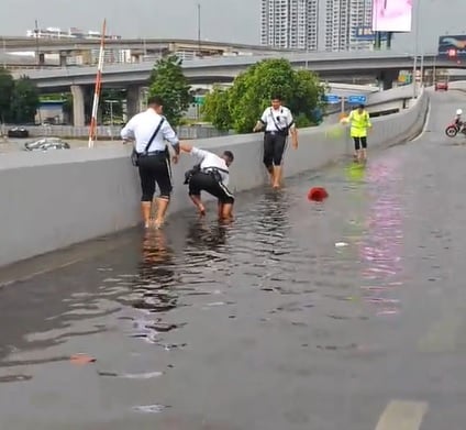 视频|卷起裤脚徒手挖垃圾 交警助通排水孔获赞！