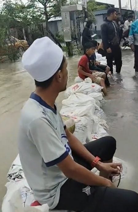 视频|无助坐看洪水毁屋 男子祈祷背影让人唏嘘