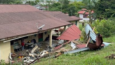 轿车撞下斜坡住宅院子 院子倒塌3摩托车被波及