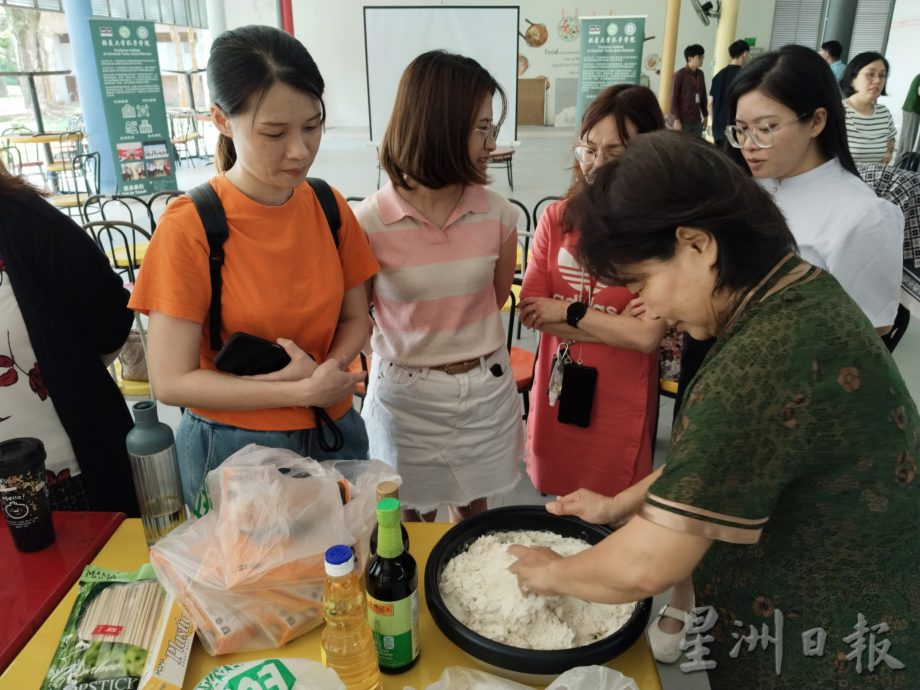 辞旧迎新人团圆 优大孔院举办包饺子活动