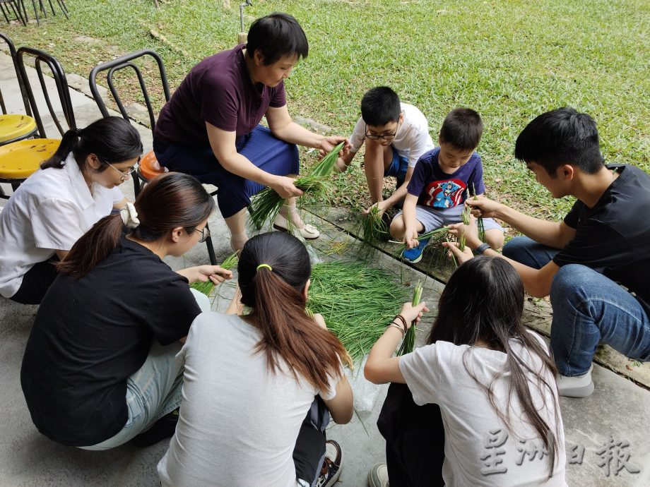 辞旧迎新人团圆 优大孔院举办包饺子活动