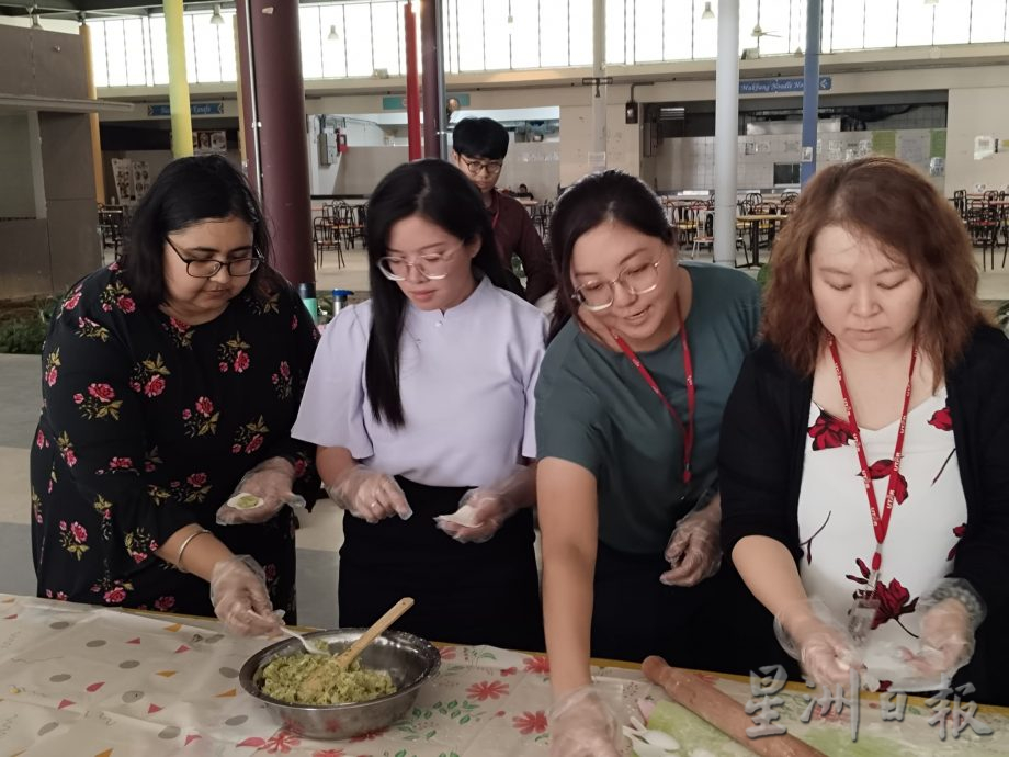 辞旧迎新人团圆 优大孔院举办包饺子活动