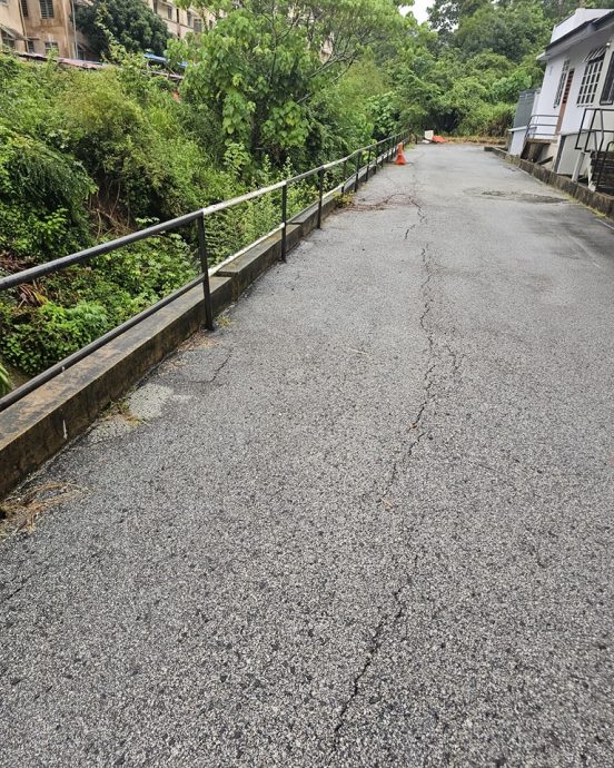 连日大雨，关丹武吉柏灵冬住宅区后巷沟渠坍塌。