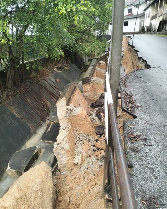 连日大雨，关丹武吉柏灵冬住宅区后巷沟渠坍塌。