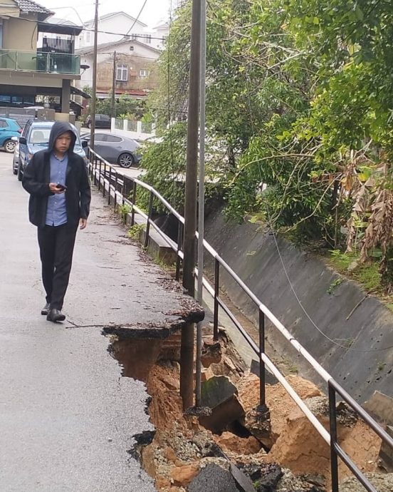 连日大雨，关丹武吉柏灵冬住宅区后巷沟渠坍塌。