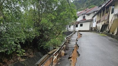 关丹连日大雨 住宅区后巷沟渠坍塌