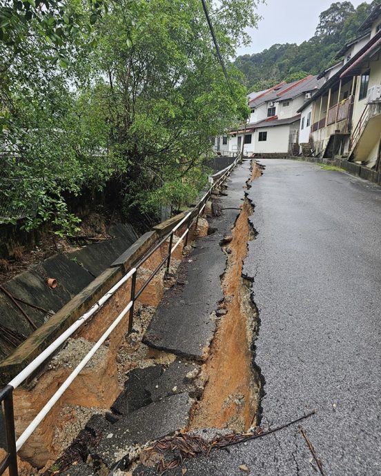 连日大雨，关丹武吉柏灵冬住宅区后巷沟渠坍塌。