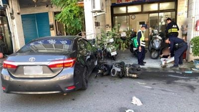 酒驾连撞6车酿1死3伤 醉男被捕仍未酒醒