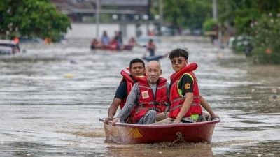 长命雨 红鹰园水位突涨  各单位出动救灾民