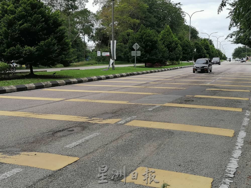 雨季来袭多处道路损坏威胁安全。