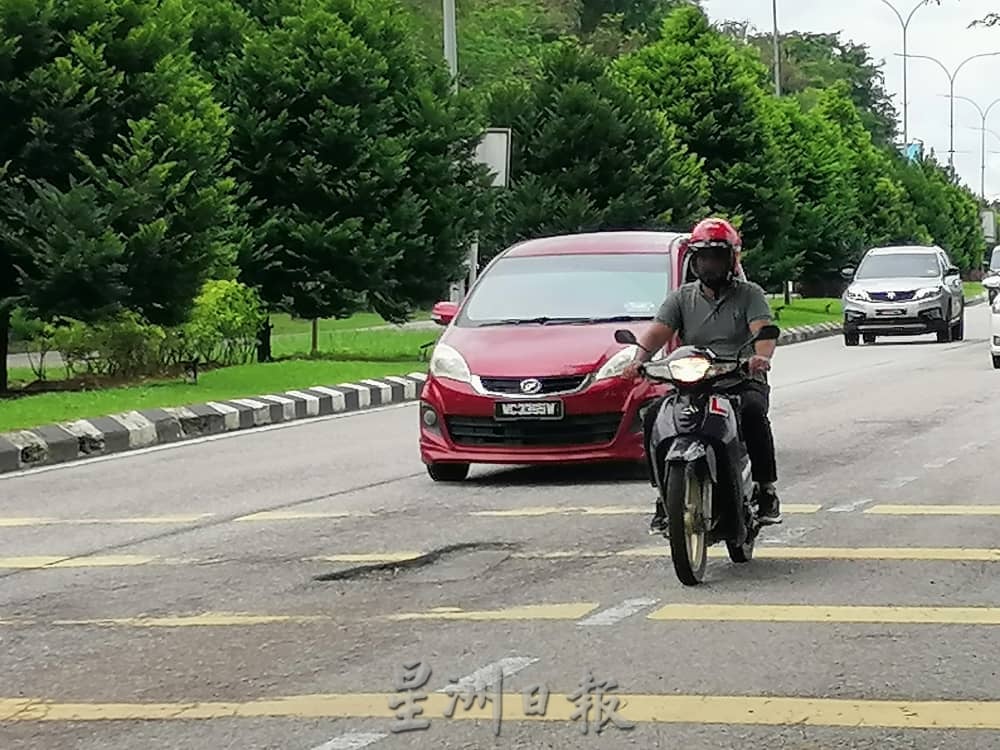 雨季来袭多处道路损坏威胁安全。