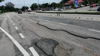 雨季来袭加剧损坏  道路坑洞藏杀机