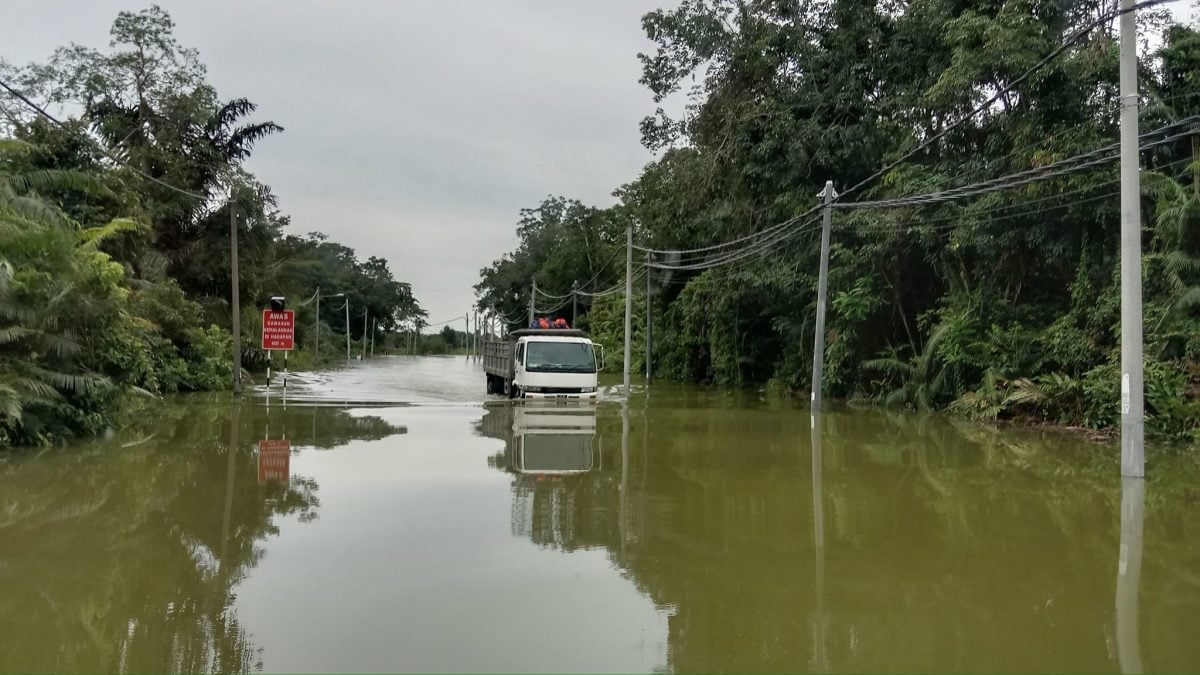 霹水灾︱务边路至古打华路淹水 2公里路段关闭