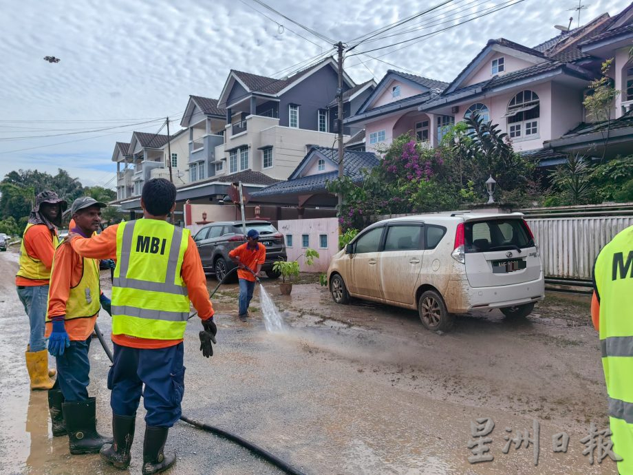 霹水灾︱美园红鹰园水退 马路满布泥泞 垃圾