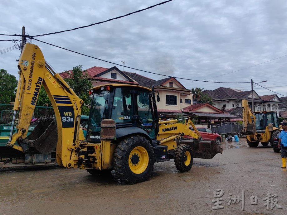 霹水灾︱美园红鹰园水退 马路满布泥泞 垃圾