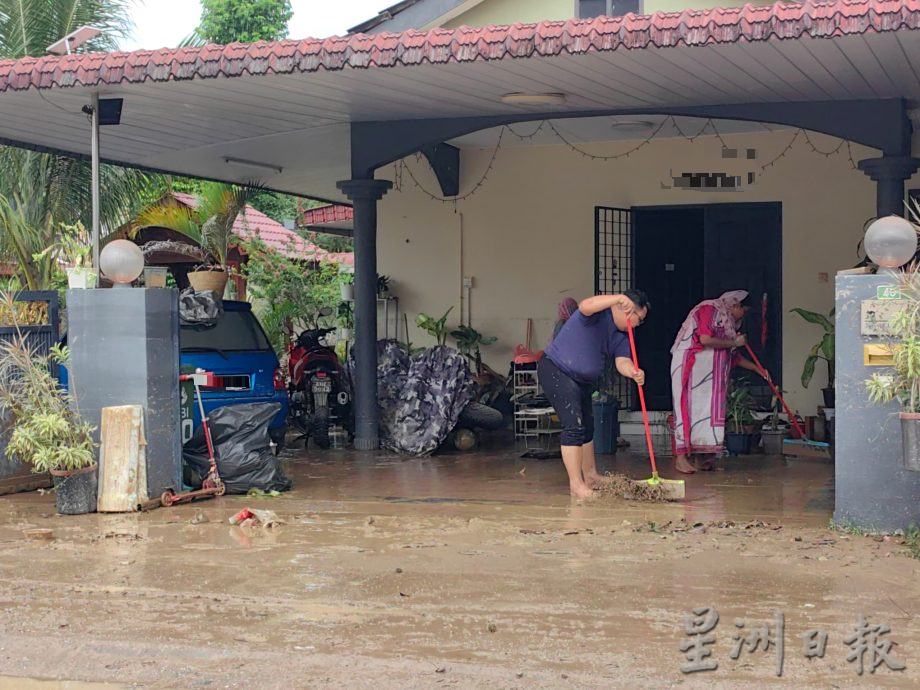 霹水灾︱美园红鹰园水退 马路满布泥泞 垃圾