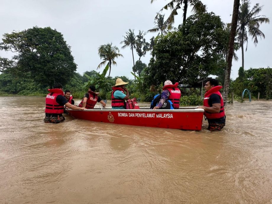 霹近24小时长命雨 消拯员奔波多地救灾