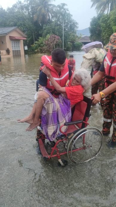 霹近24小时长命雨 消拯员奔波多地救灾