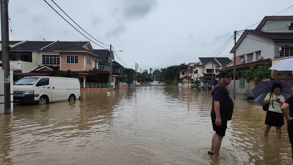 霹近24小时长命雨 消拯员奔波多地救灾